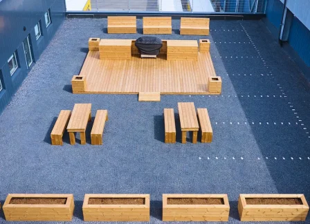 Nútímaleg pallasmíði sem sameinar hönnun og endingu."